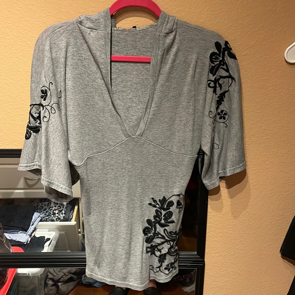 Super Cute Embroidered Women’s Top. Size Small